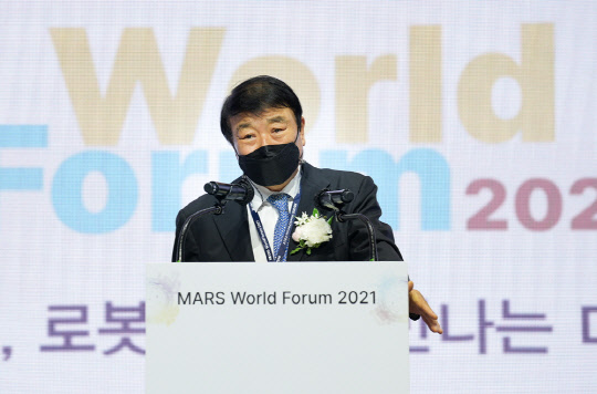 김상철 한컴그룹 회장이 제1회 MARS 월드포럼에서 환영사를 하고 있다. 한컴 제공
